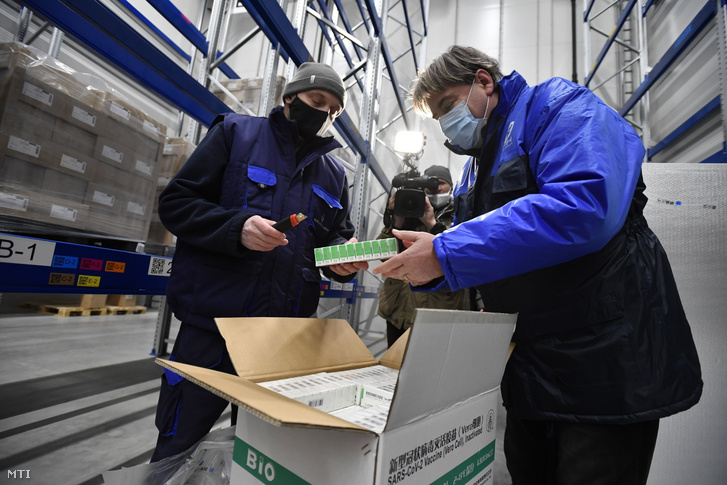 A Sinopharm kínai gyógyszergyártó cég koronavírus elleni, ezen a napon érkezett vakcináit veszik át a Hungaropharma gyógyszer-nagykereskedelmi vállalat budapesti logisztikai központjában 2021. február 16-án