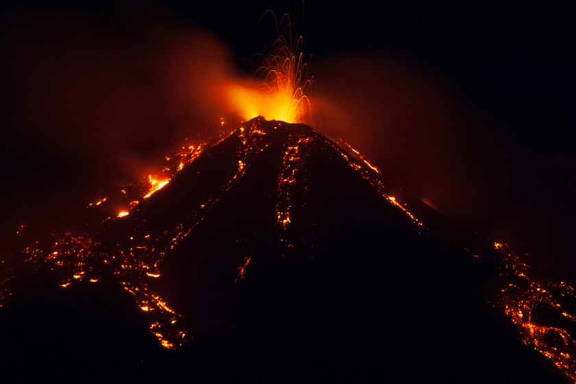 Az Etna február 16-án, késő délután, hangos morajlások kíséretében vált ismét aktívvá, nem sokkal később pedig a hamu és a láva is megjelent.
