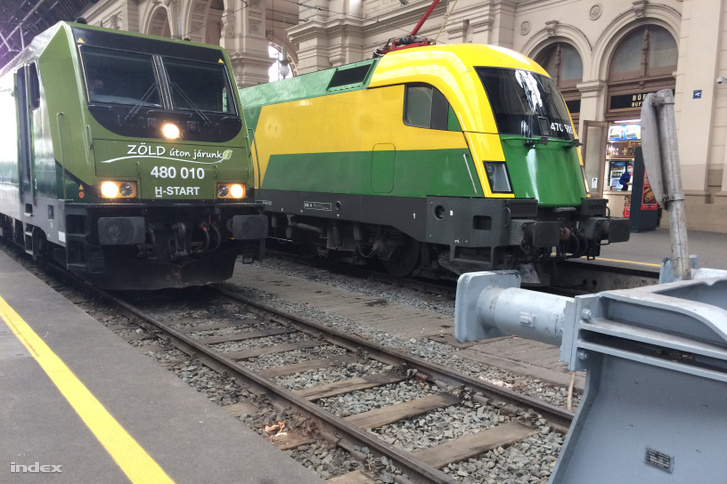 A MÁV félig zöld gépe a vetélytárs GYSEV eredetileg is zöld mozdonyával