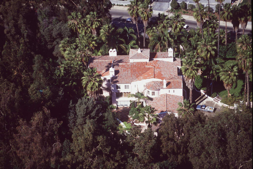 A később Rózsaszín palotaként elhíresült háromszintes ingatlan Los Angelesben, a Sunset Boulevard-on állt. Amint megvásárolta a házat, Mansfield felfogadott egy lakberendezőt, hogy kívül-belül teljesen átalakítsák. Az egyik első lépése a falak rózsaszínre festése volt. (A kép már jóval Jayne halálát követően készült.)