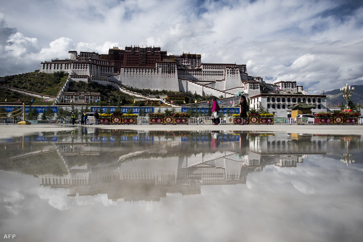 A Potala-palota, a dalai láma palotája a tibeti fővárosban, Lhasszában