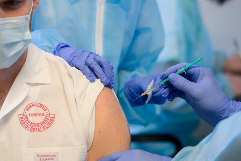 Az orosz fejlesztésű Szputnyik V koronavírus elleni vakcinával oltanak be egy férfit a Semmelweis Egyetem oltópontján.