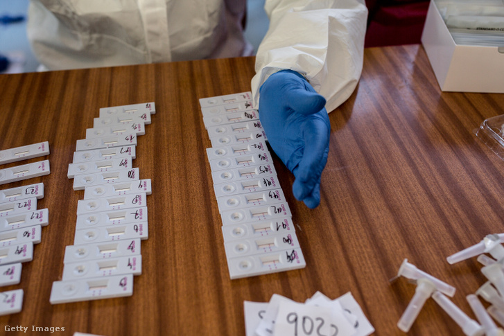 Egy egészségügyi szakember a koronavírus-antigénteszteket dolgozza fel 2020. november 1-jén, Kassán