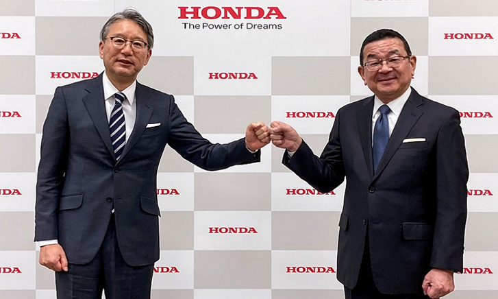 Toshihiro Mibe, a Honda új vezérigazgatója (baloldalt) elődjével Takahiro Hachigóval