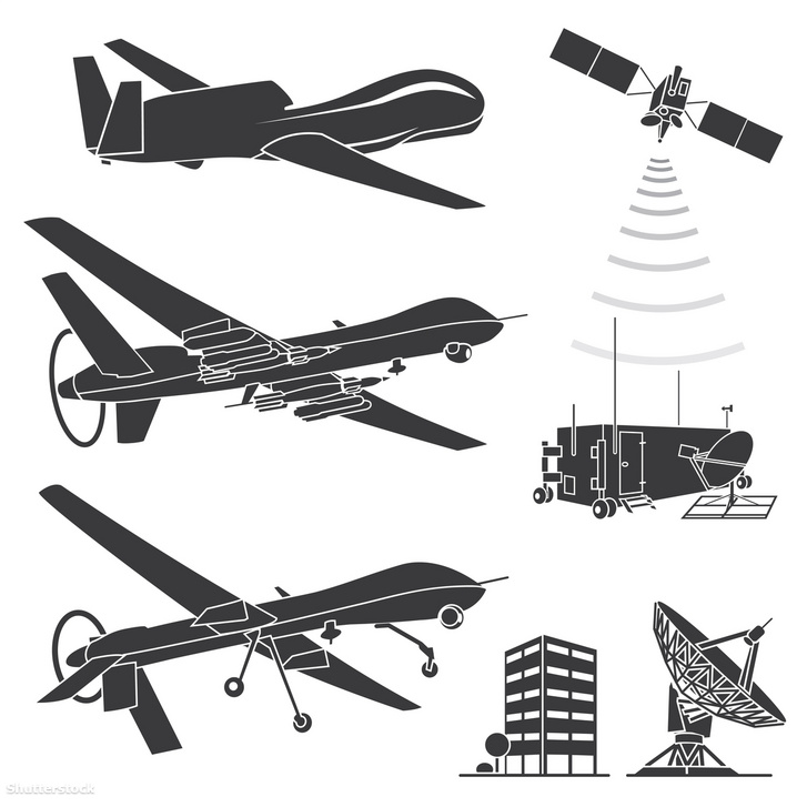 Különböző drónok és az irányításukhoz szükséges rendszerek sematikus képe. Jól látható, milyen sérülékeny a zavarással szemben a teljesen a rádióhullámokra épülő rendszer