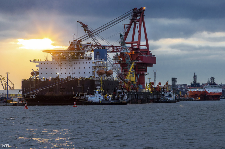 A Fortuna csőfektető orosz hajó a Balti-tenger partján fekvő Wismar kikötőjében 2021. január 14-én. A hajó az Oroszország és Németország közötti tenger alatti földgázvezeték, az Északi Áramlat-2 építésében működik közre