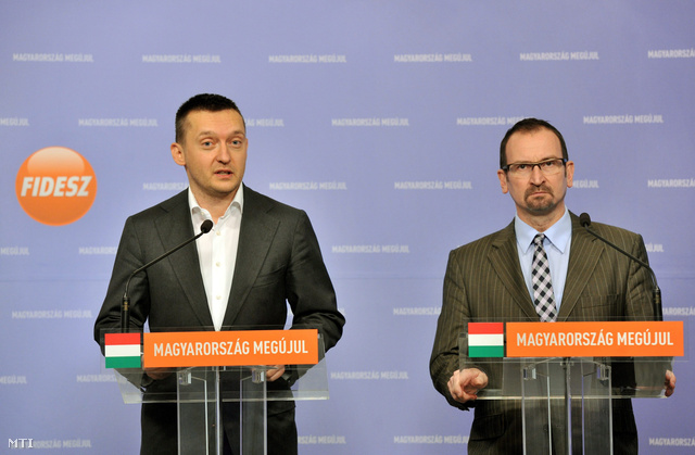 Rogán Antal a Fidesz frakcióvezetője és Szájer József fideszes európai parlamenti képviselő sajtótájékoztatót tart az Alkotmánybíróság délelőtti döntéséről