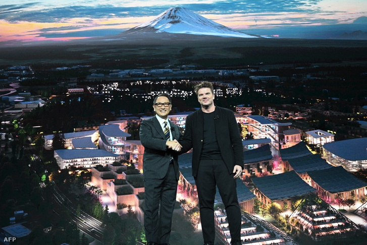 Akio Toyoda, a Toyota elnök-vezérigazgatója, valamint Bjake Ingel építész bemutatja az okosváros terveit egy Las Vegas-i konferencián 2020 január 6-án