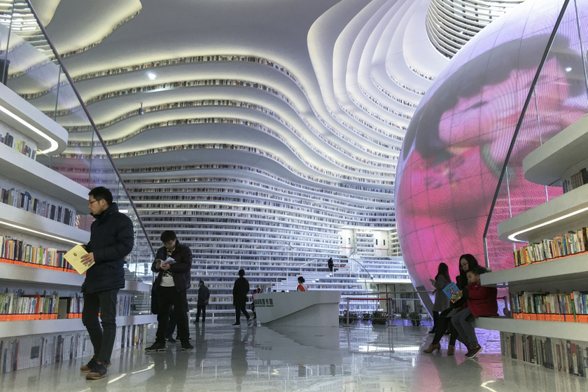 A kínai Tiencsinben található ötemeletes, futurisztikus könyvtárat 2017-ben nyitották meg. A központi térben található gömb formájú előadóterem miatt a Szem becenevet kapta. A hullámzó polcok egy jelentős részén álkönyvek találhatók.