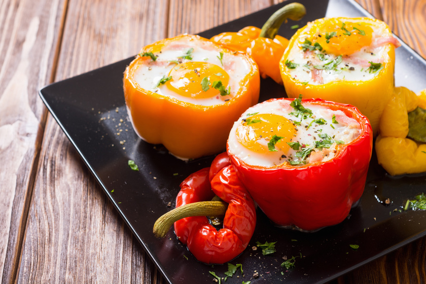 A zöld és piros színű paprika antioxidáns vitaminokban, így C-vitaminban is gazdag, mely nyersen használható ki eredményesen. A paprikában sült tükörtojás mégis remek választás reggelire, a tojásban A-, D- és E-vitamin van, ráadásul a B-vitaminok széles skáláját és csonterősítő kalciumot is tartalmaz.