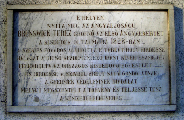 Brunszvik Teréz első, 1828-ban megnyitott Angyalkertjének emléktáblája