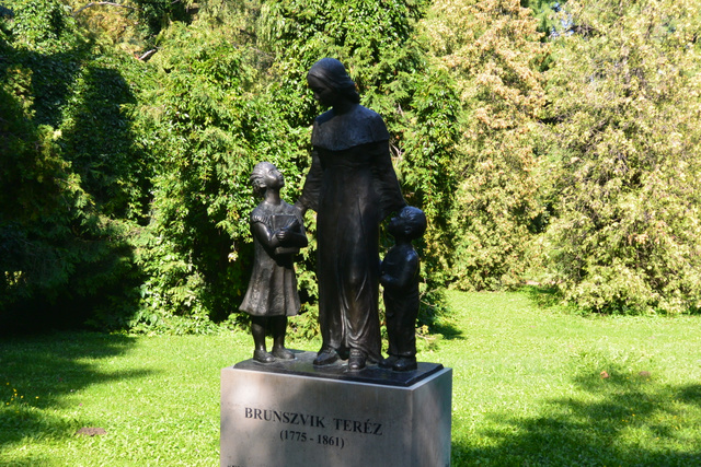 Brunszvik Teréz szobra a martonvásári kastély parkjában