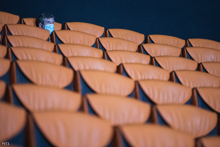 Néző az újra megnyitott Cinema City Arénában 2020. július 2-án