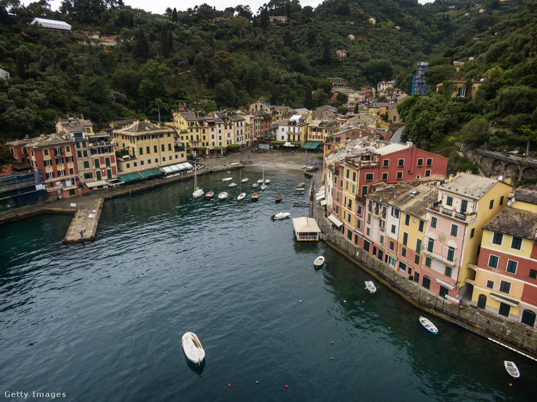 Ezen a fotón Portofino látható, amelyik az egyik leghíresebb, luxuskategóriás nyaralóhely ezen a környéken, Genovától nem messze