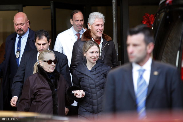 A Clinton család elhagyja a Presbyterian kórházat New Yorkban
