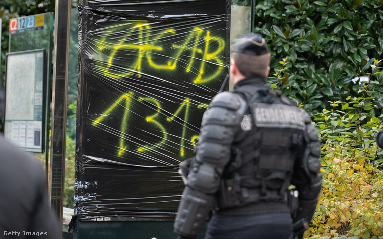 Ez a 2019-ben, Franciaországban készült fotó azt mutatja, hogy az anarchizmus sem áll távol ettől a szlogentől: a bekarikázott A betű az anarchisták szimbóluma.