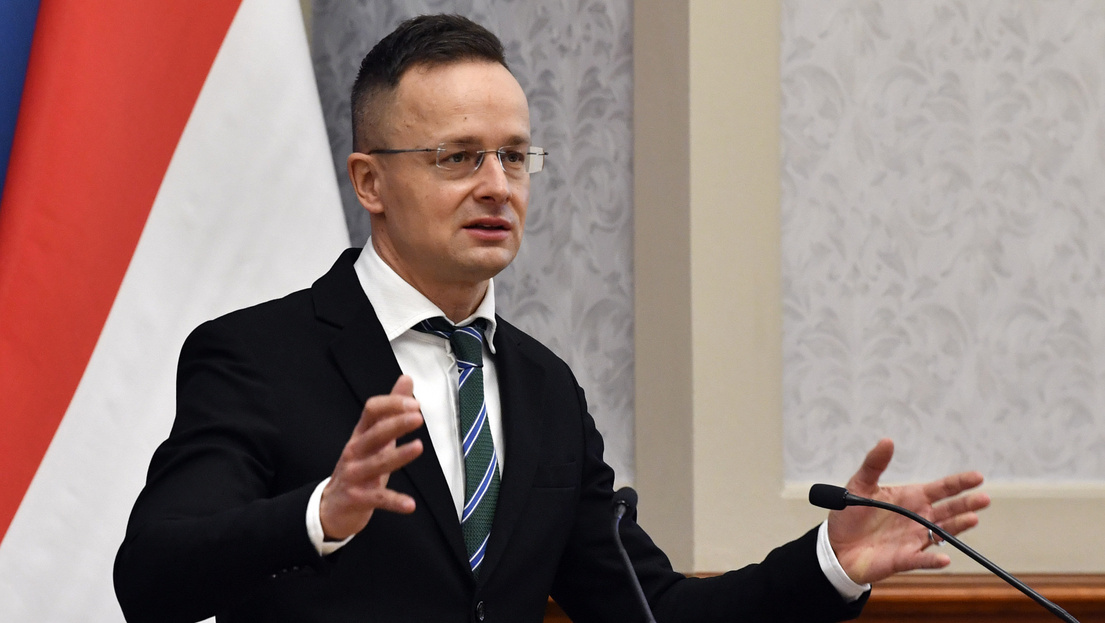 Szijjártó Péter: Manfred Weber szégyellje magát