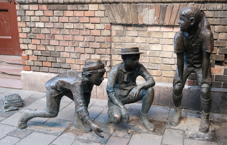 A Pál utcai fiúk című regény einstandjelenetét ábrázolja Szanyi Péter ötalakos szoborcsoportja a VIII. kerületi Práter utcában Budapesten