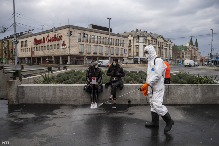 Az utcát fertőtleníti a Fővárosi Közterület-fenntartó (FKF) Zrt. munkatársa a koronavírus-járvány miatt Újpest-Központnál 2020. március 25-én