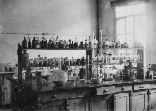 Lombik, mozsár és más eszközök a gyár egyik laboratóriumában az 1930-as években