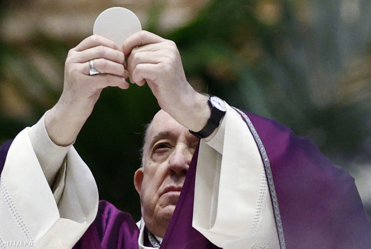 Ferenc pápa a vatikáni Szent Péter-bazilikában bemutatott hamvazószerdai miséjén 2021. február 17-én.