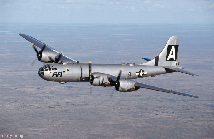 Az amerikai atombomba hordozója, a B–29 nehézbombázó. Szovjet színekben is repült Tu–4 néven, engedély nélküli másolatként