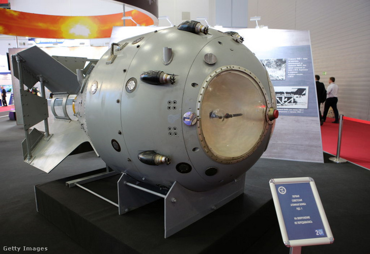 Az RDSZ–1 napjainkban. A két nagy kerek nyílás a radar távmérő helye, amely a földtől megfelelő távolságban robbantotta volna a bombát