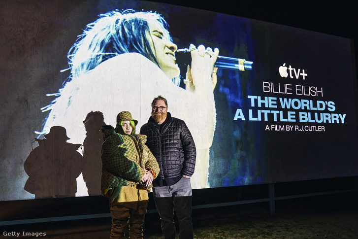 Billie Eilish és R. J. Cutler a 'Billie Eilish: The World's A Little Blurry' film premierjén 2021. február 25-én.