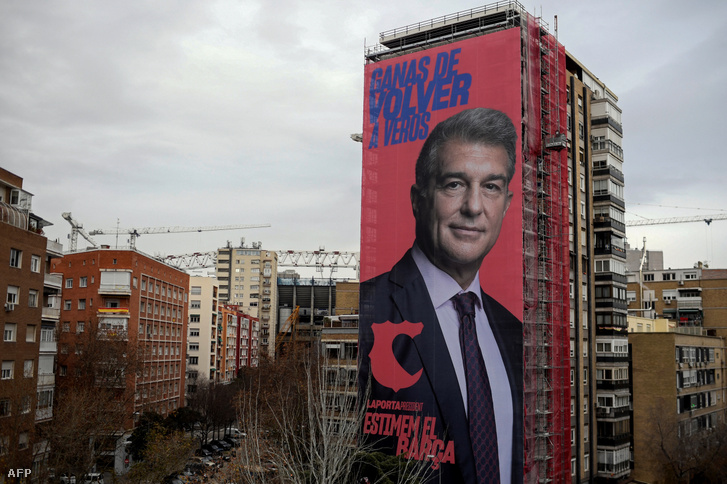 Laporta óriásplakátja a Santiago Bernabéu Stadion közelében Madridban 2020. december 16-án