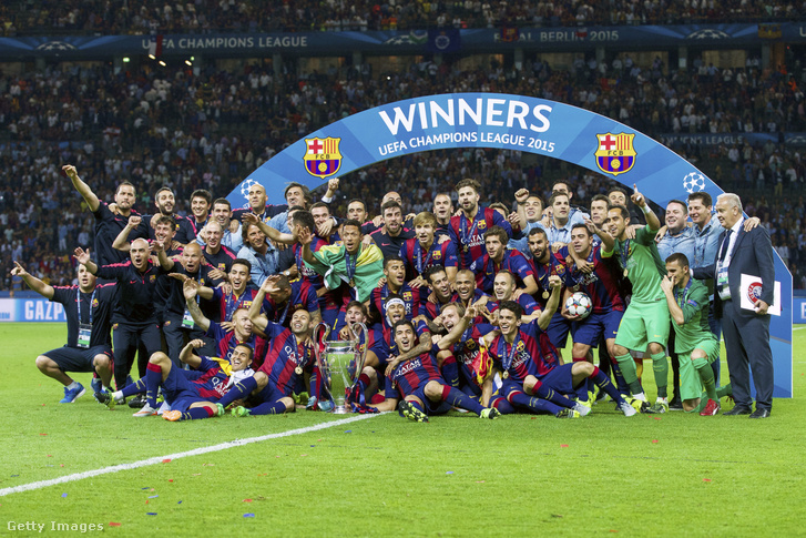 Az FC Barcelona játékosai ünnepelnek az UEFA Bajnokok Ligája döntője után, miután megszerezték a bajnoki címet 2015. június 6-án