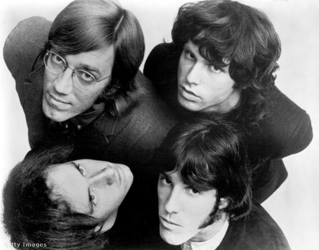 „Az érzékelés kapuit” nyitogatták – Ray Manzarek, Jim Morrison, John Densmore, Robby Krieger (órajárás szerinti irányban), 1970.