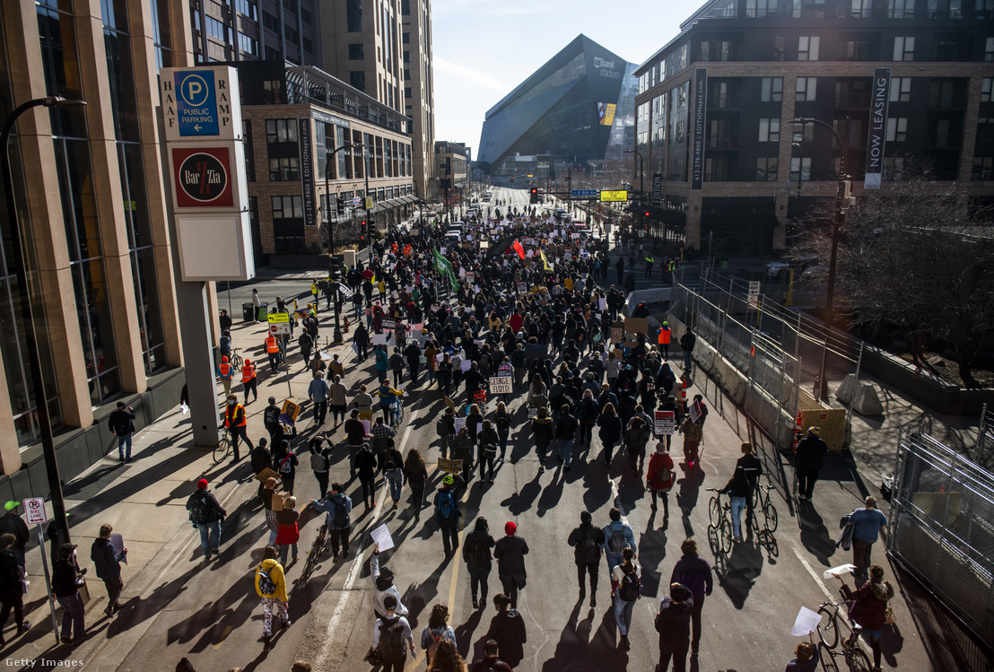 Tüntetés George Floyd tiszteletére 2021. március 8-án Minneapolisban