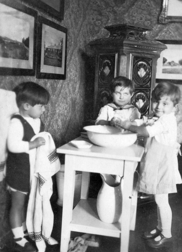 Gyerekek kezet mosnak 1929-ben