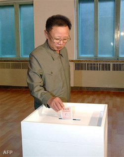 Kim Dzsongil szavaz