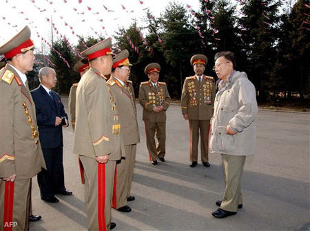 Kim Dzsongil katonai vezetők körében