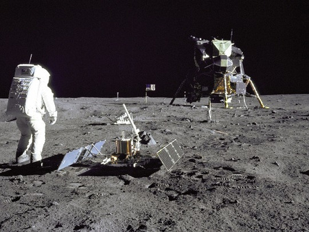 Edwin Aldrin a holdmodul mellett az Apollo-11 holdraszállása után. Brian O’Brien az Apollo-11 és Apollo-12 utak során kihelyezet porérzékelő műszerek adatait használta fel munkájában (forrás: NASA).