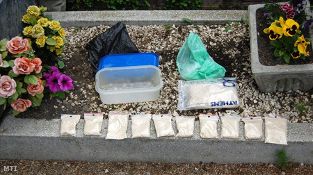 Három kiló heroin egy soproni sírban