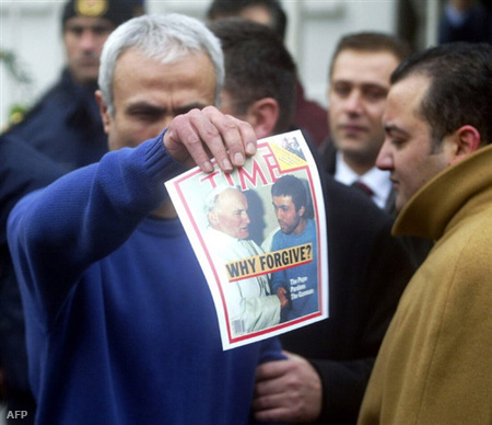 Mehmet Agca 2006-ban, a pápával közös fotójával igyekszik újabb tárgyalására