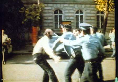 A Fekete doboz felvételén a Batthyány örökmécsesnél gumibotos rendőrök Kis János felé indulnak, aki Orbán Viktort akarja kimenteni a rendőrök gyűrűjéből. Orbánt és Kist is megverték.