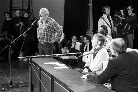 1989. május elsején a Jurta színházban mutatkozott be az SZDSZ.