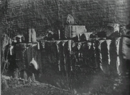 Sírkő-töredékek a püspöki palota kertjének falában 1936  Forrás: Buzinkay Géza: Kő se mutatja helyét c. műve