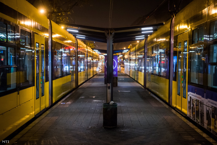 Üres villamosmegálló Budapesten az Oktogonon 2020. november 12-én késő este