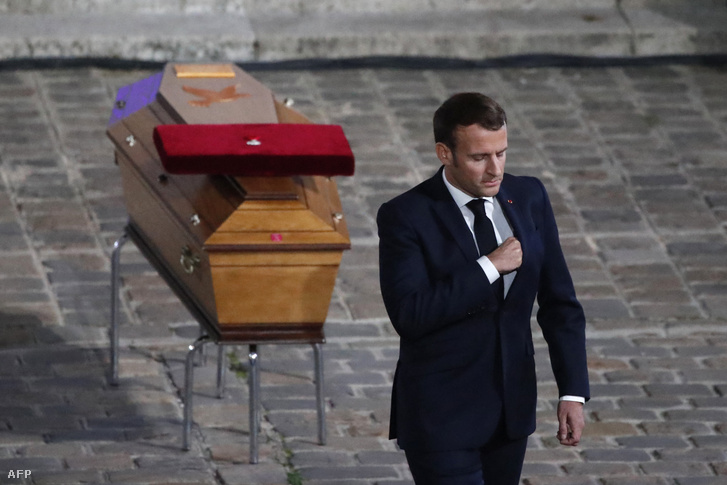 Emmanuel Macron francia elnök Samuel Paty koporsója mellett teszi tiszteletét 2020. október 21-én.