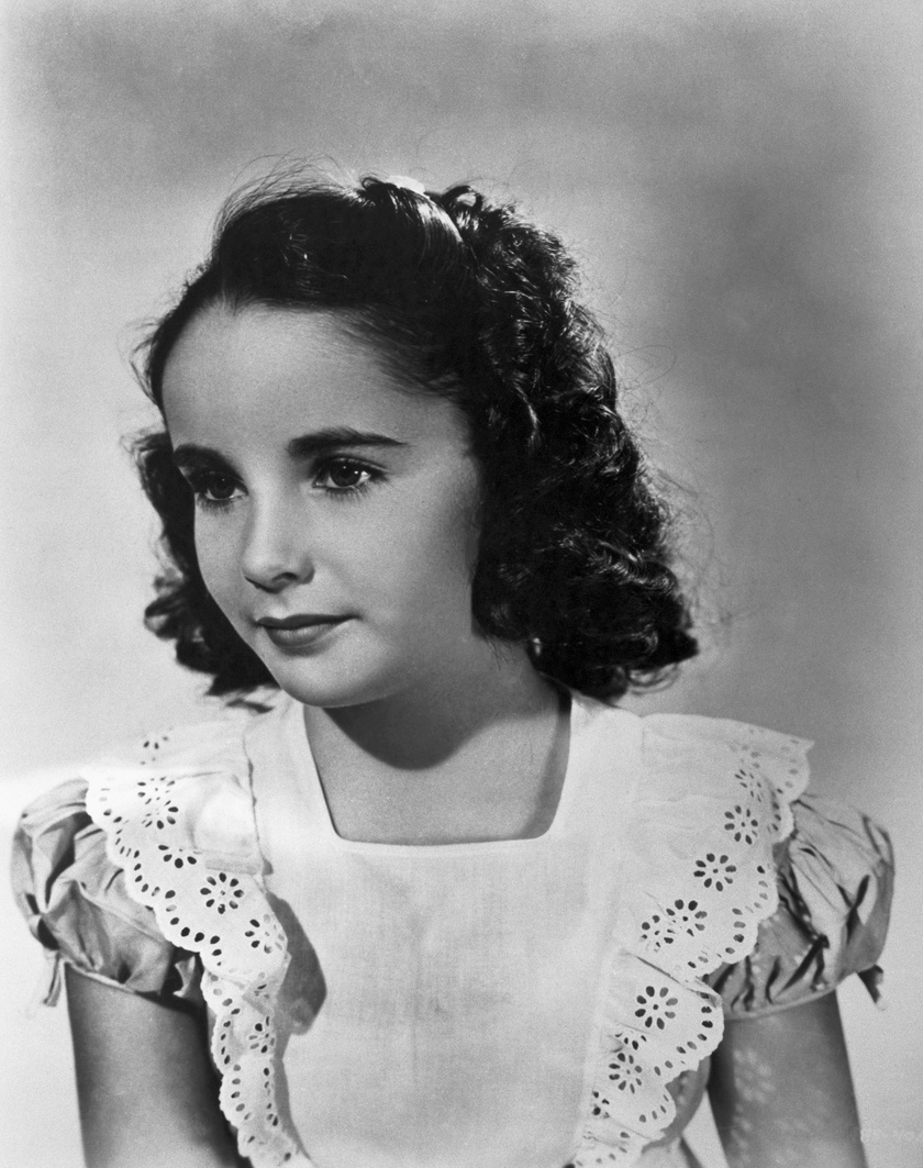 Elizabeth Taylor élete első fotózásán 1939-ben. Nem csoda, hogy a hétéves kislány édesanyja meg volt győződve arról, hogy kislányának a reflektorfényben a helye.