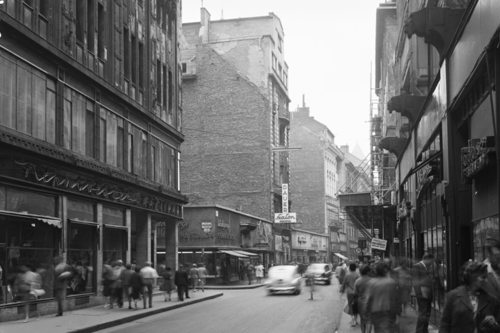 1963 - A Váci utca és a Régi posta utca kereszteződése a Fontana építése előtt.
