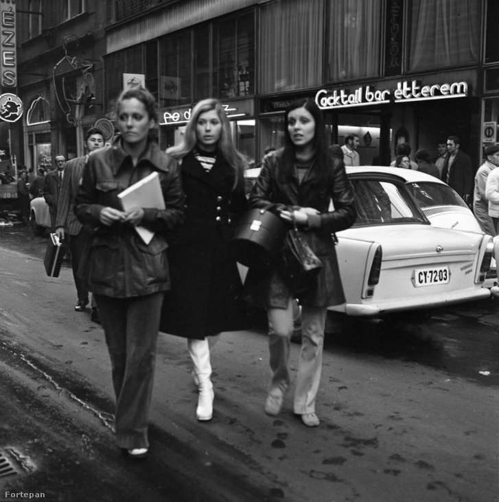 Pataki Ági, Szentiványi Judit és Deitző Zsuzsa manökenek a Kígyó utcában 1972-ben.