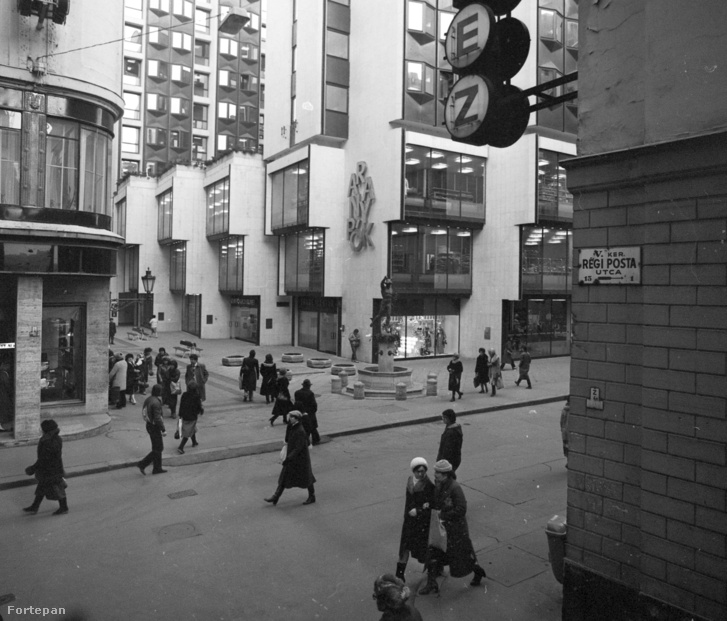 1983 - A Régi posta utca és a Váci utca kereszteződése, szemben a Fontana Üzletház.