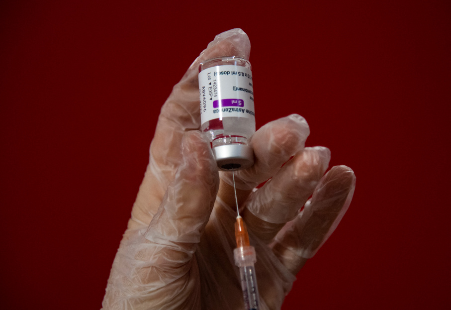 Az osztrák ápolónő halála miatt egész Európában vizsgálják az AstraZeneca vakcináját