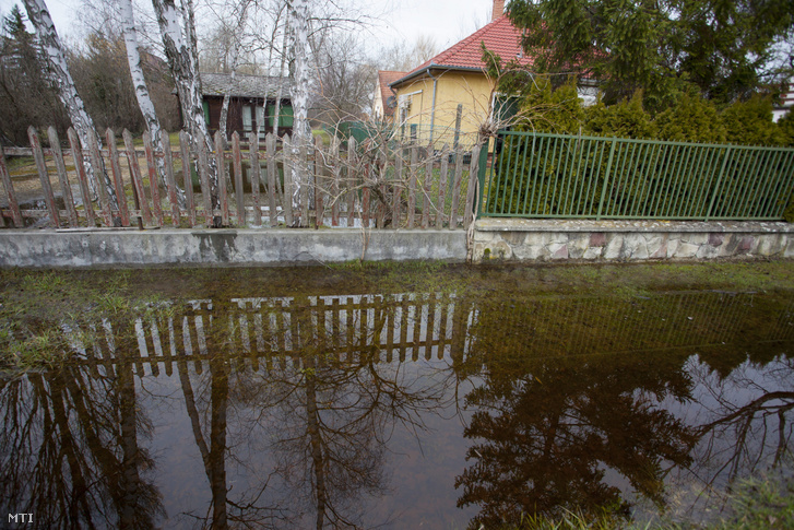 Megtelt vízelvezető árkok és víz alatt lévő telek Balatonfenyvesen 2014. február 25-én