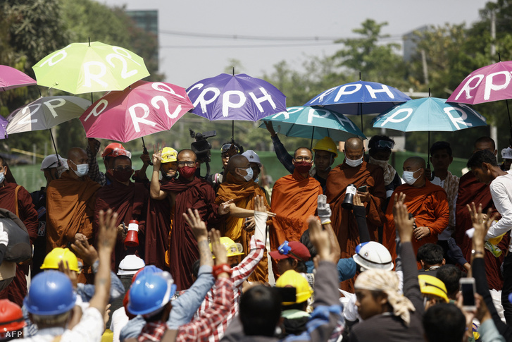 Buddhista szerzetesek tüntetnek a puccs ellen a mianmari Yangoonban 2021 március 11-én.